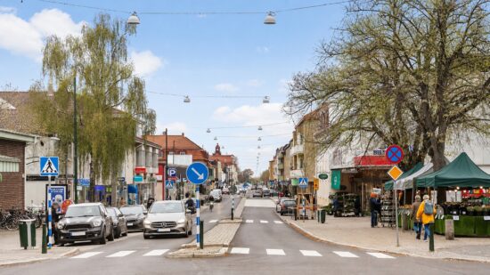 Gatubild från Limhamns centrum med butiker och bostäder i Malmö