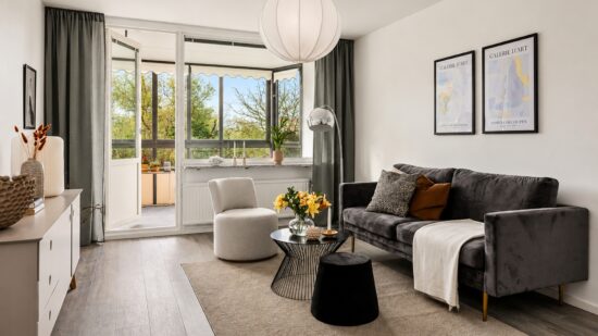 Ljust vardagsrum med balkong i en bostadsrätt i Malmö